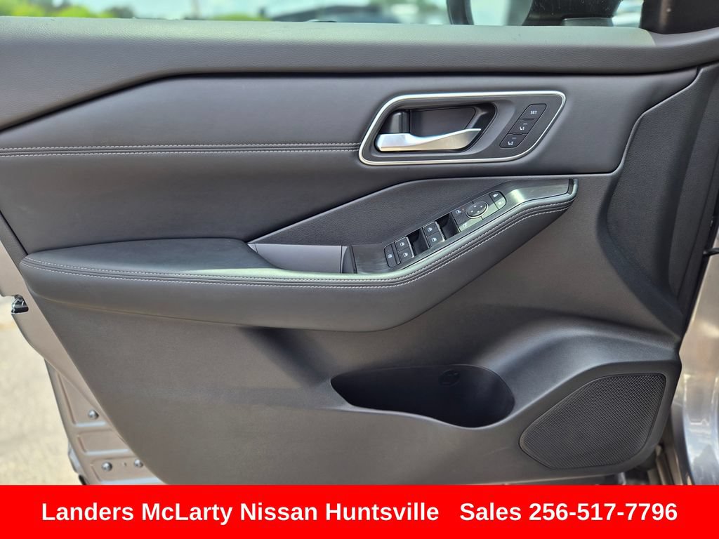 Used 2025 Nissan Rogue Platinum w/ Tech Package FWD image 22