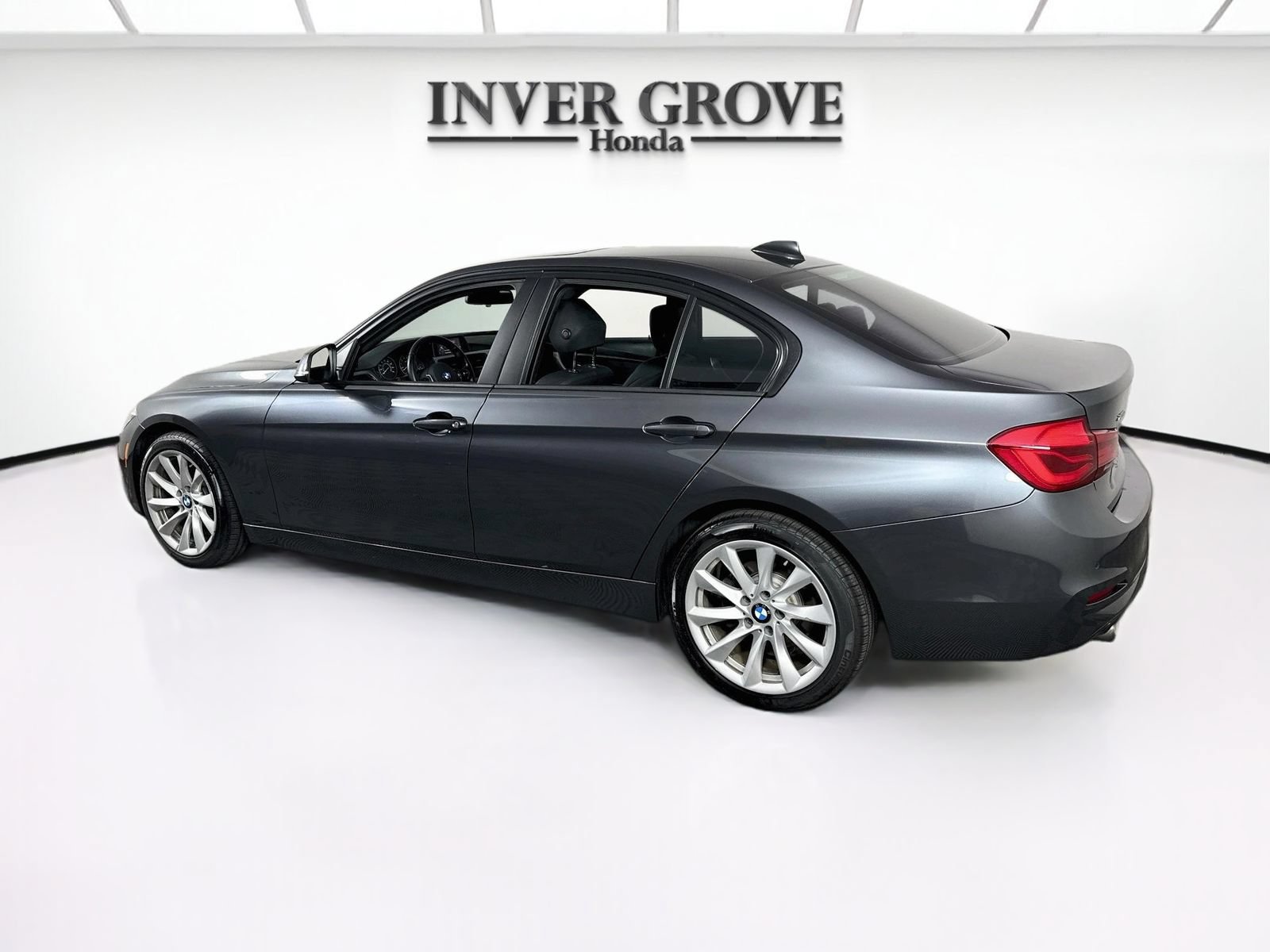 Used 2017 BMW 320i xDrive Sedan AWD/4WD image 7