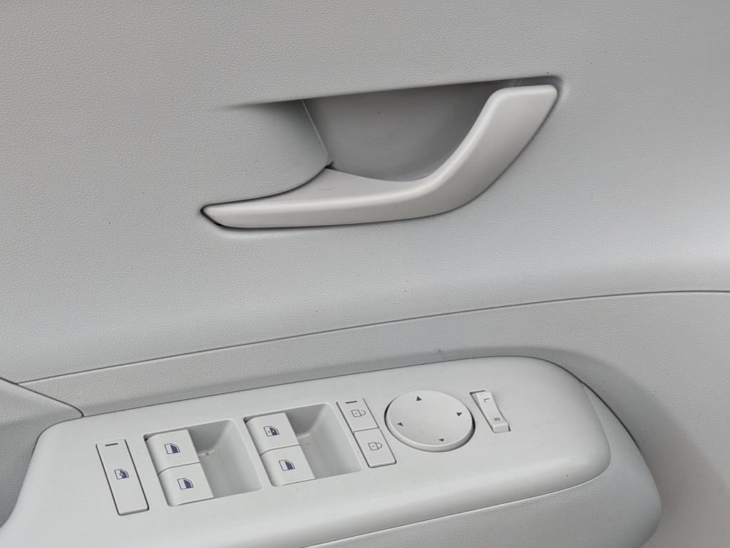 Used 2025 Hyundai Kona SEL FWD image 19