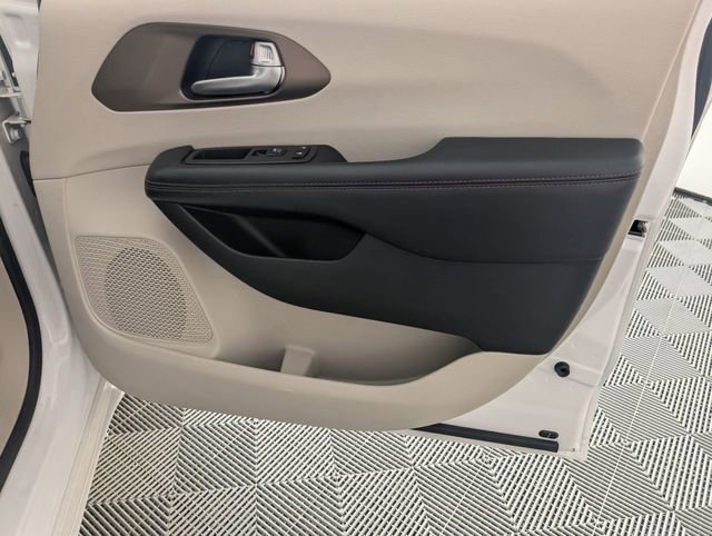 Used 2019 Chrysler Pacifica Touring-L image 32