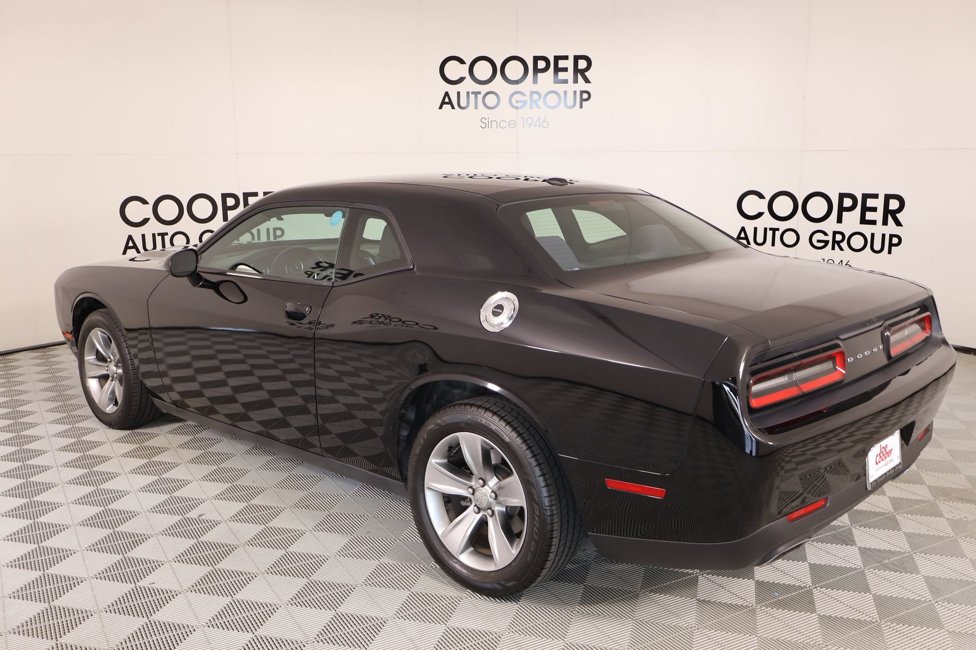 Used 2016 Dodge Challenger SXT RWD image 19
