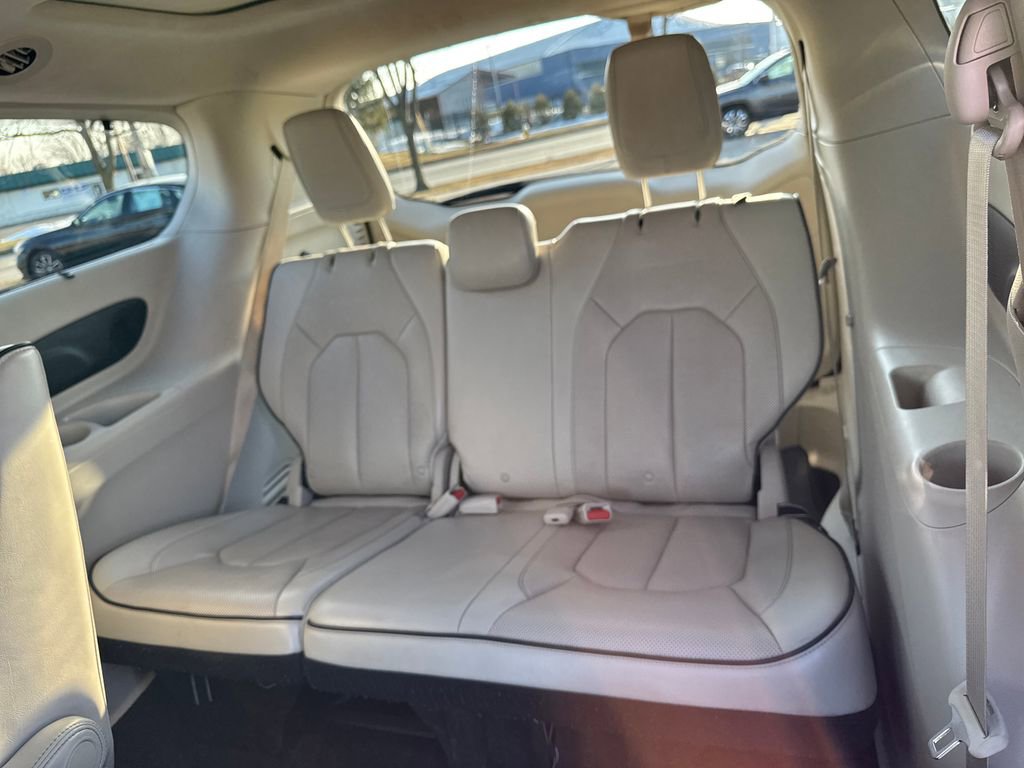 Used 2017 Chrysler Pacifica Platinum image 37