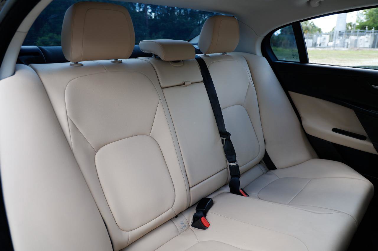 Used 2018 Jaguar XE Premium RWD image 14