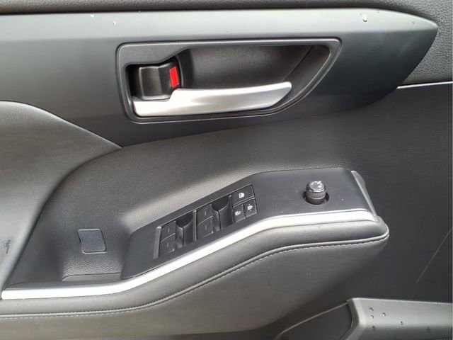 Used 2023 Toyota Highlander XLE image 11