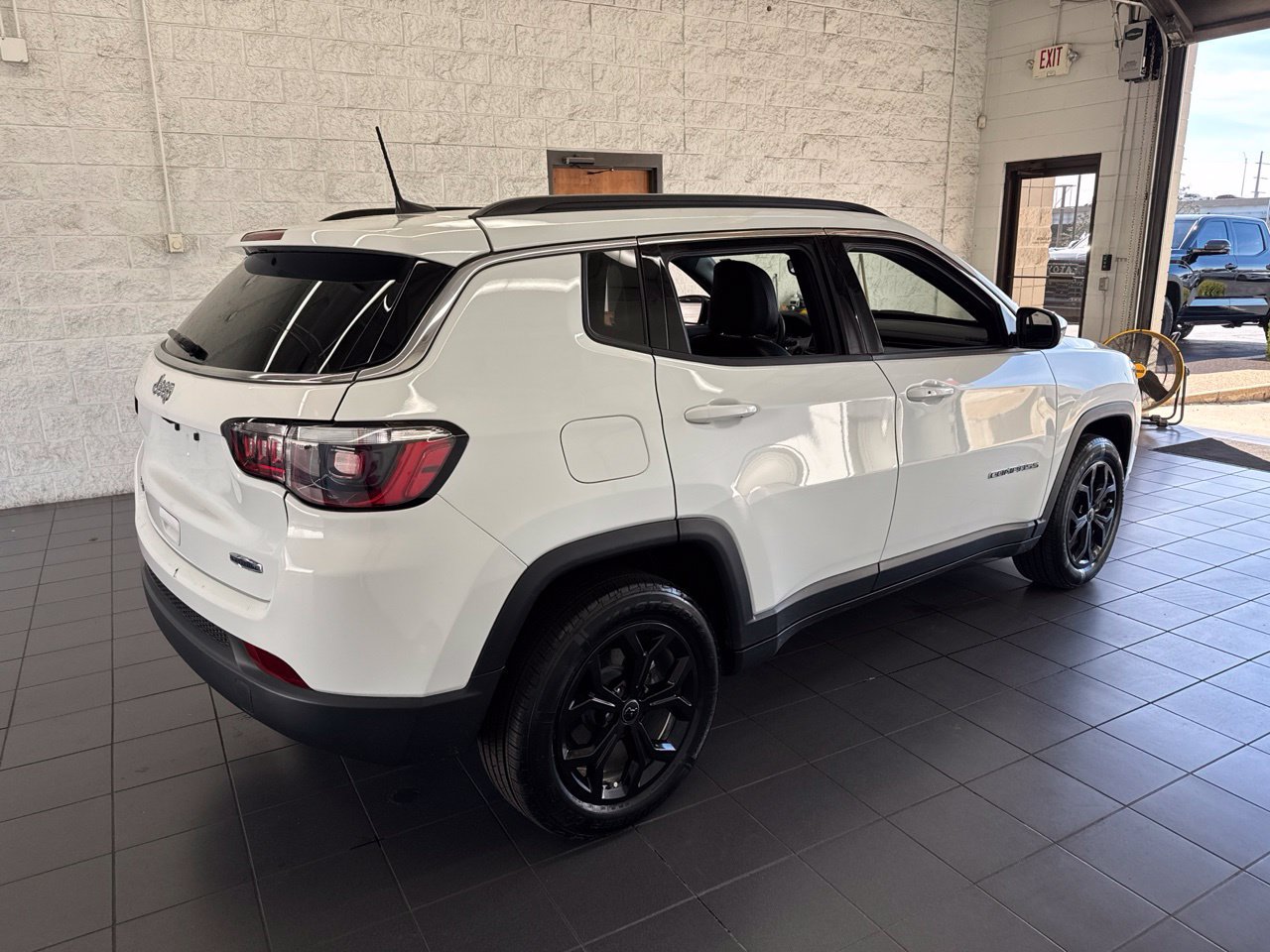 Used 2025 Jeep Compass Latitude AWD/4WD image 8
