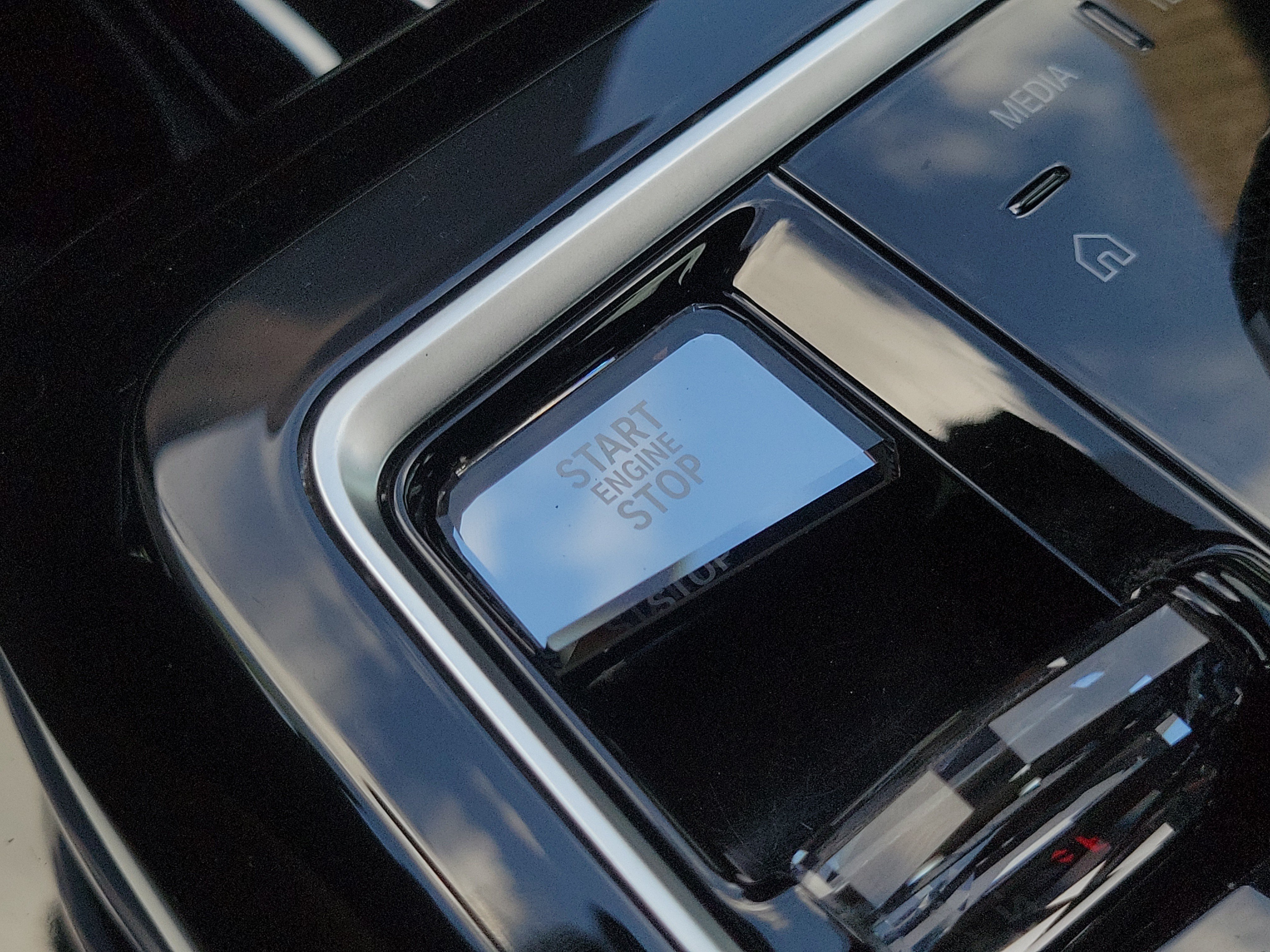 Certified 2023 BMW 740i RWD image 31