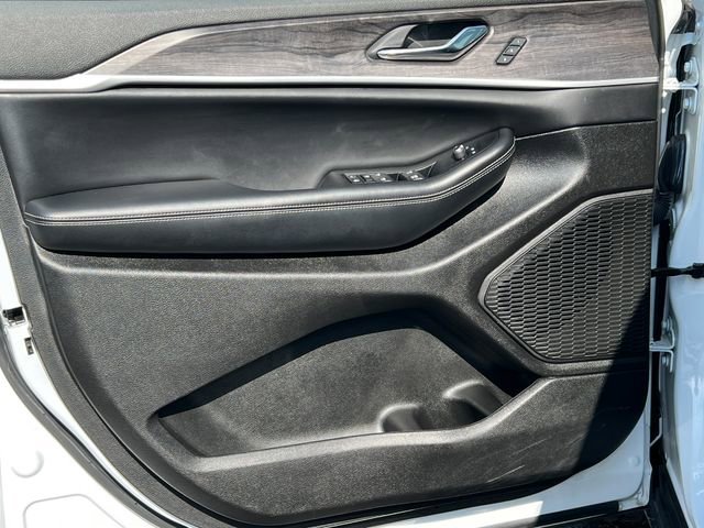 Used 2024 Jeep Grand Cherokee L Limited w/ Black Appearance Package image 17