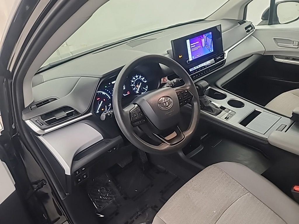 Used 2025 Toyota Sienna LE FWD image 27