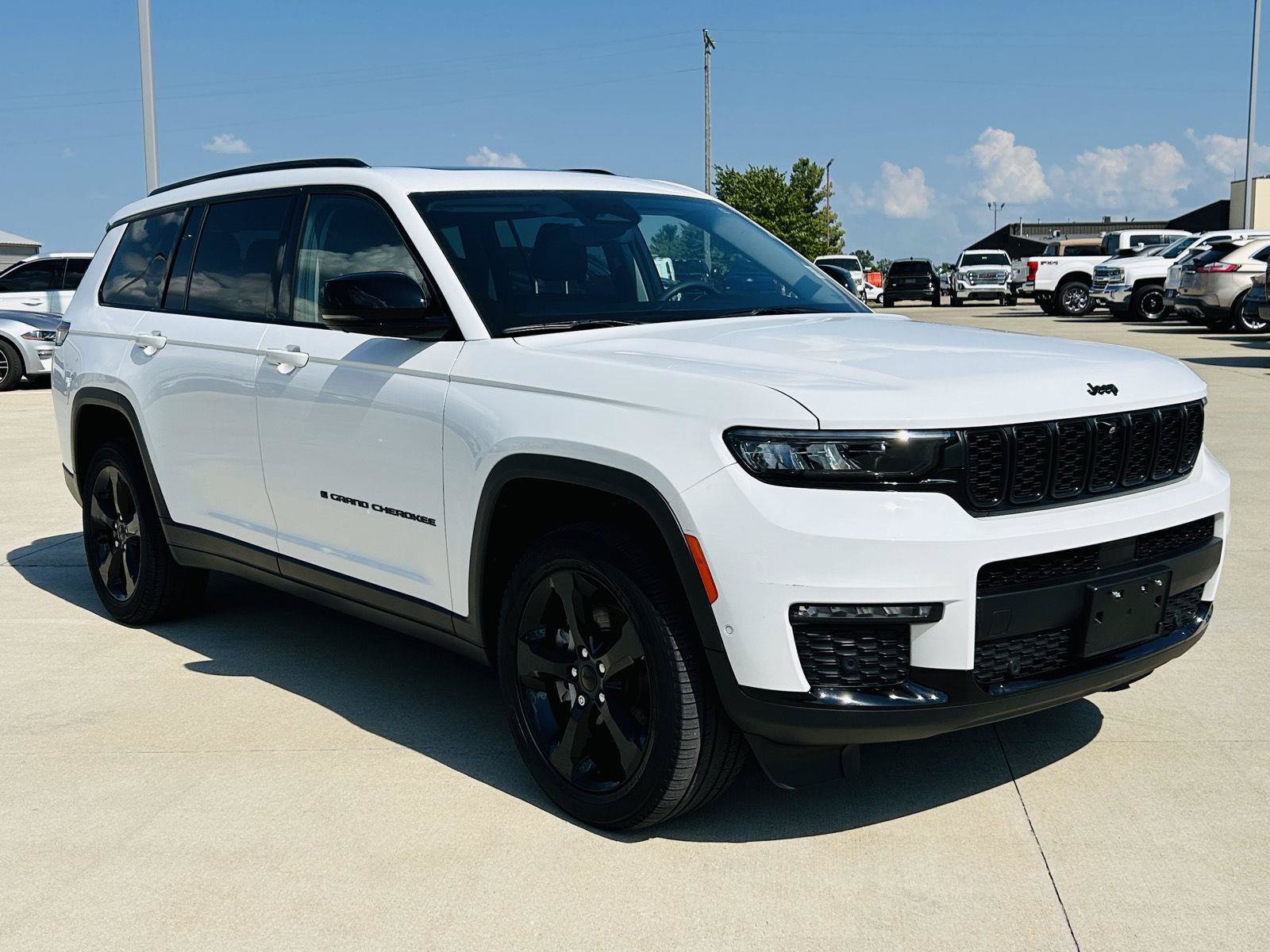 Used 2023 Jeep Grand Cherokee L Limited w/ Luxury Tech Group II AWD/4WD image 2