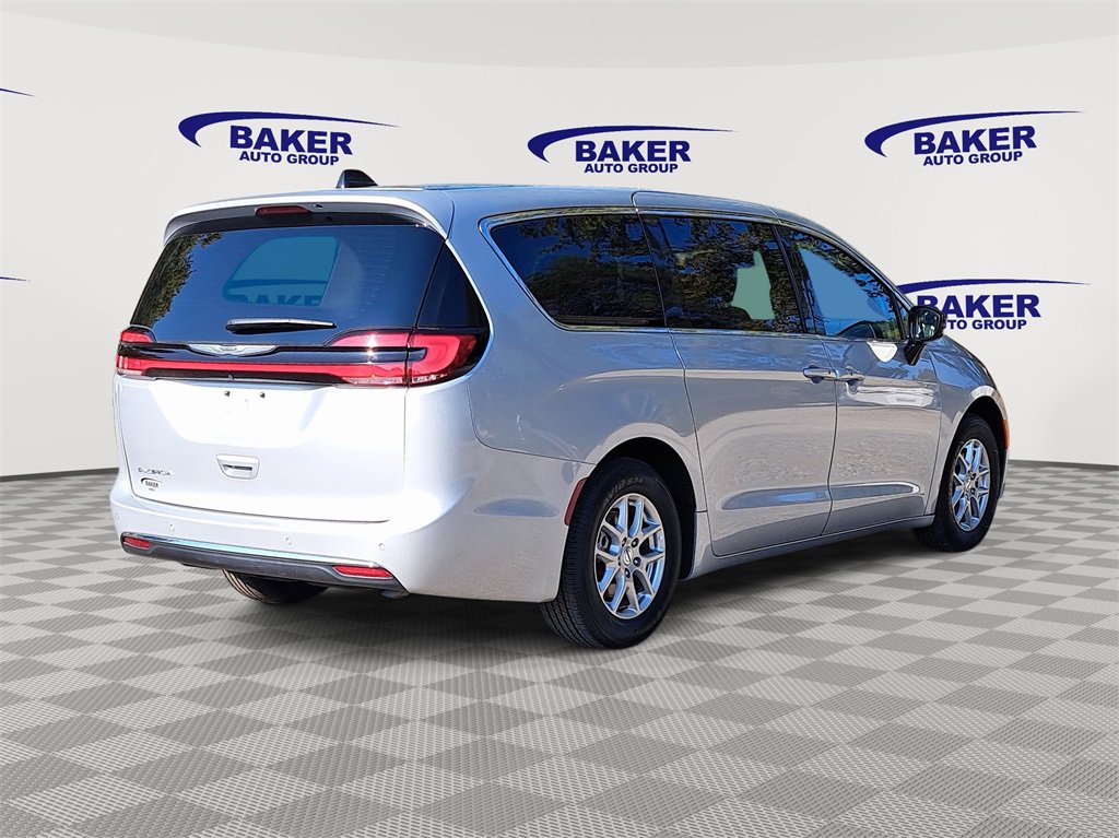 Used 2024 Chrysler Pacifica Touring-L image 3