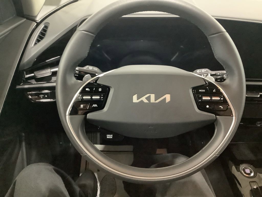 Used 2025 Kia Niro EX image 12