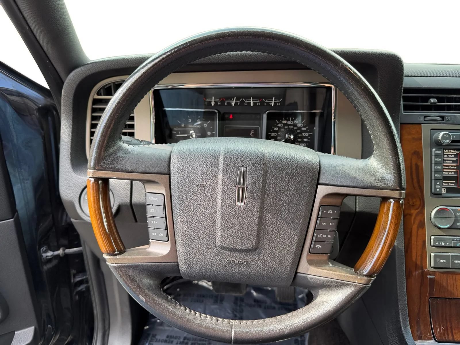 Used 2014 Lincoln Navigator 2WD image 11