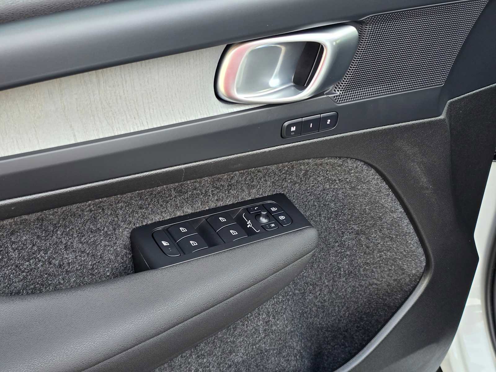 Certified 2025 Volvo XC40 B5 Plus image 23