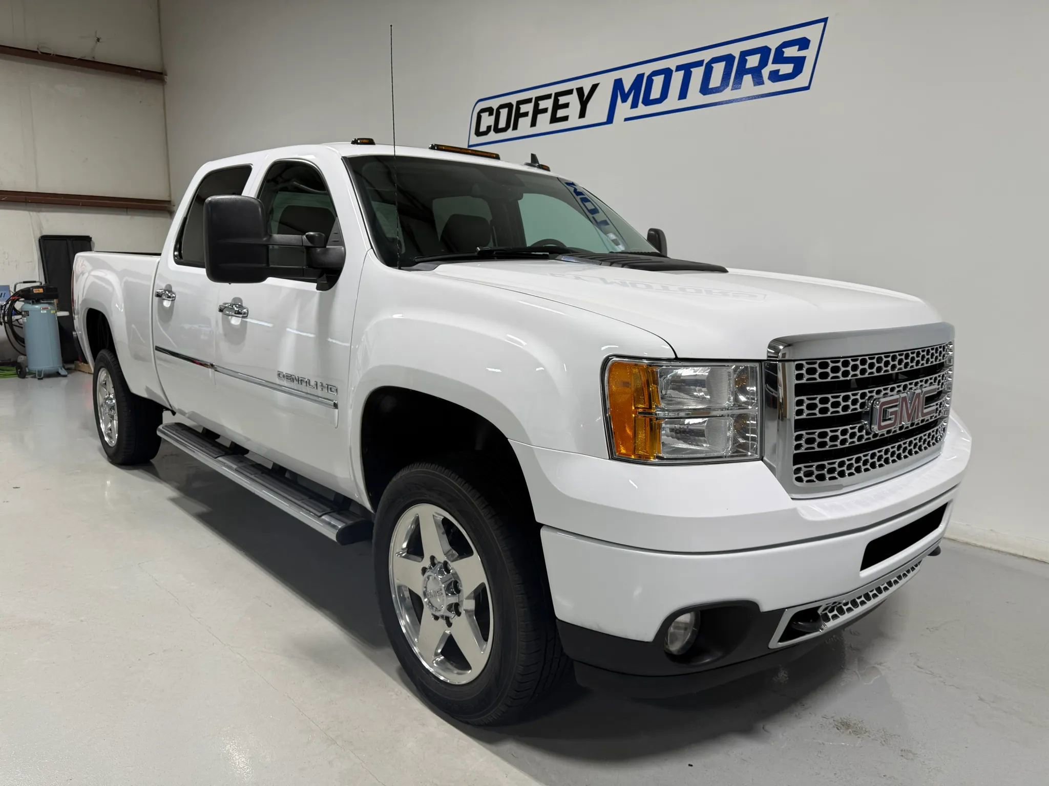 Used 2014 GMC Sierra 2500 Denali w/ Suspension Package, Off-Road image 8