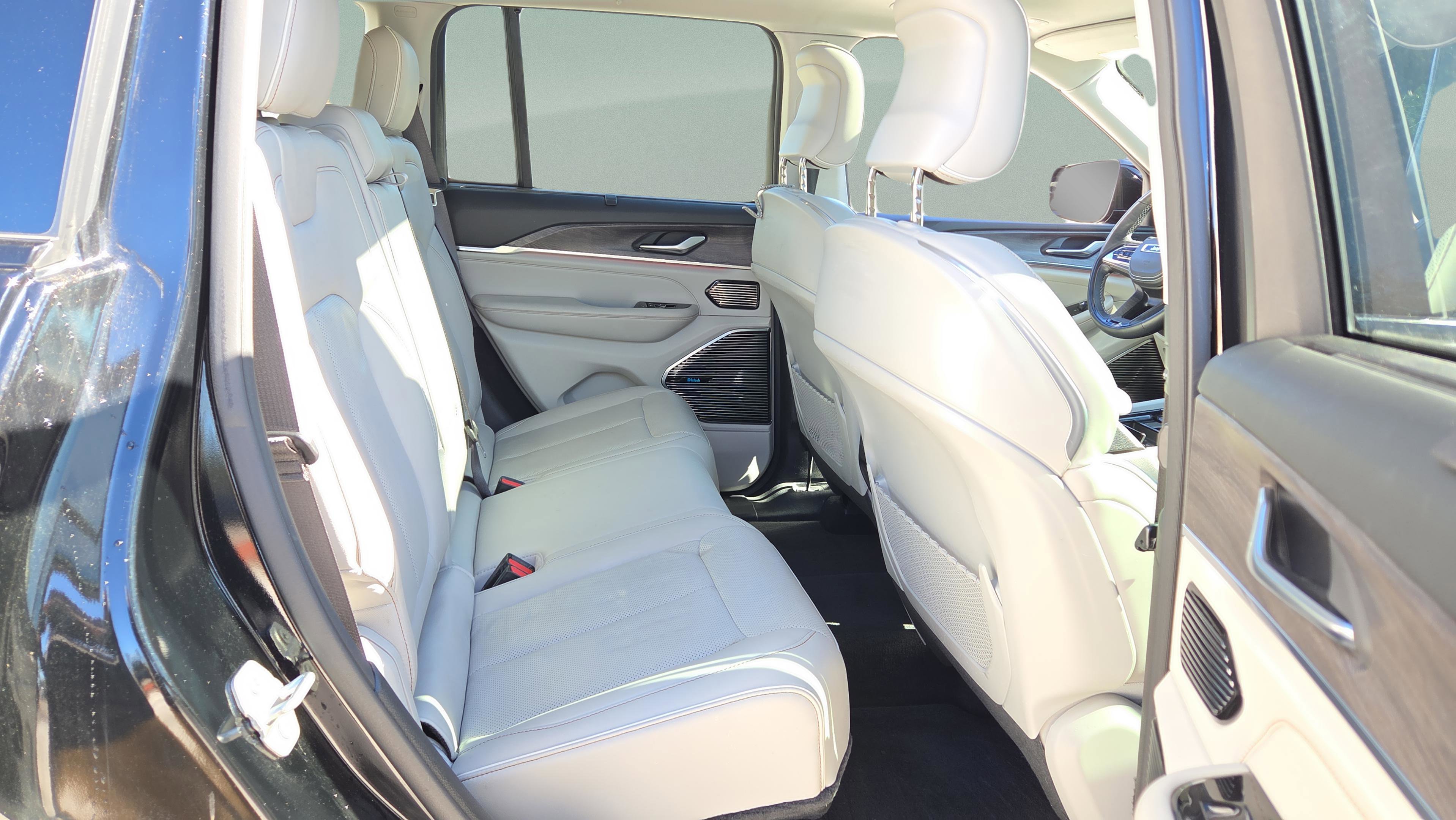 Used 2023 Jeep Grand Cherokee Overland w/ Adv Protech Group III image 9