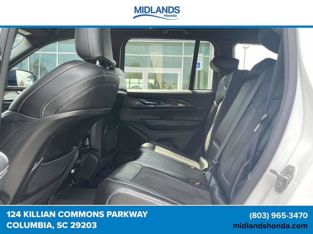 Used 2023 Jeep Grand Cherokee Altitude RWD image 10