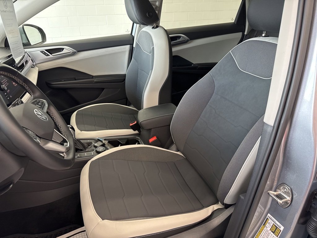 Certified 2025 Volkswagen Taos SE image 10