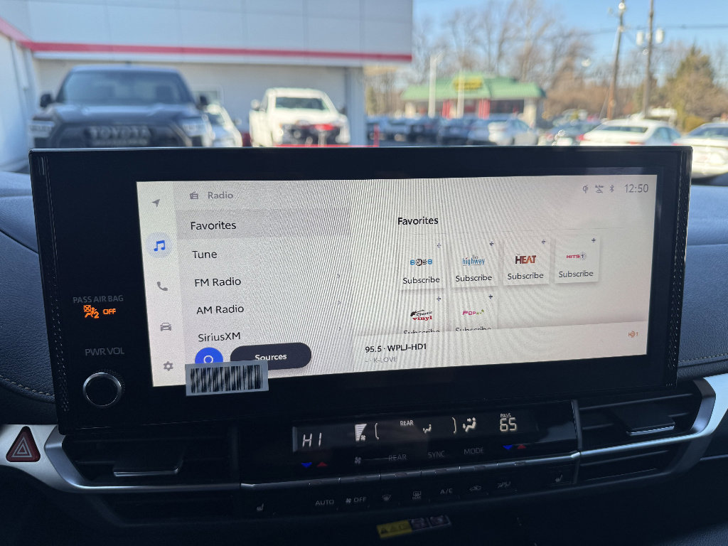 Used 2025 Toyota Sienna XLE Woodland Edition image 18