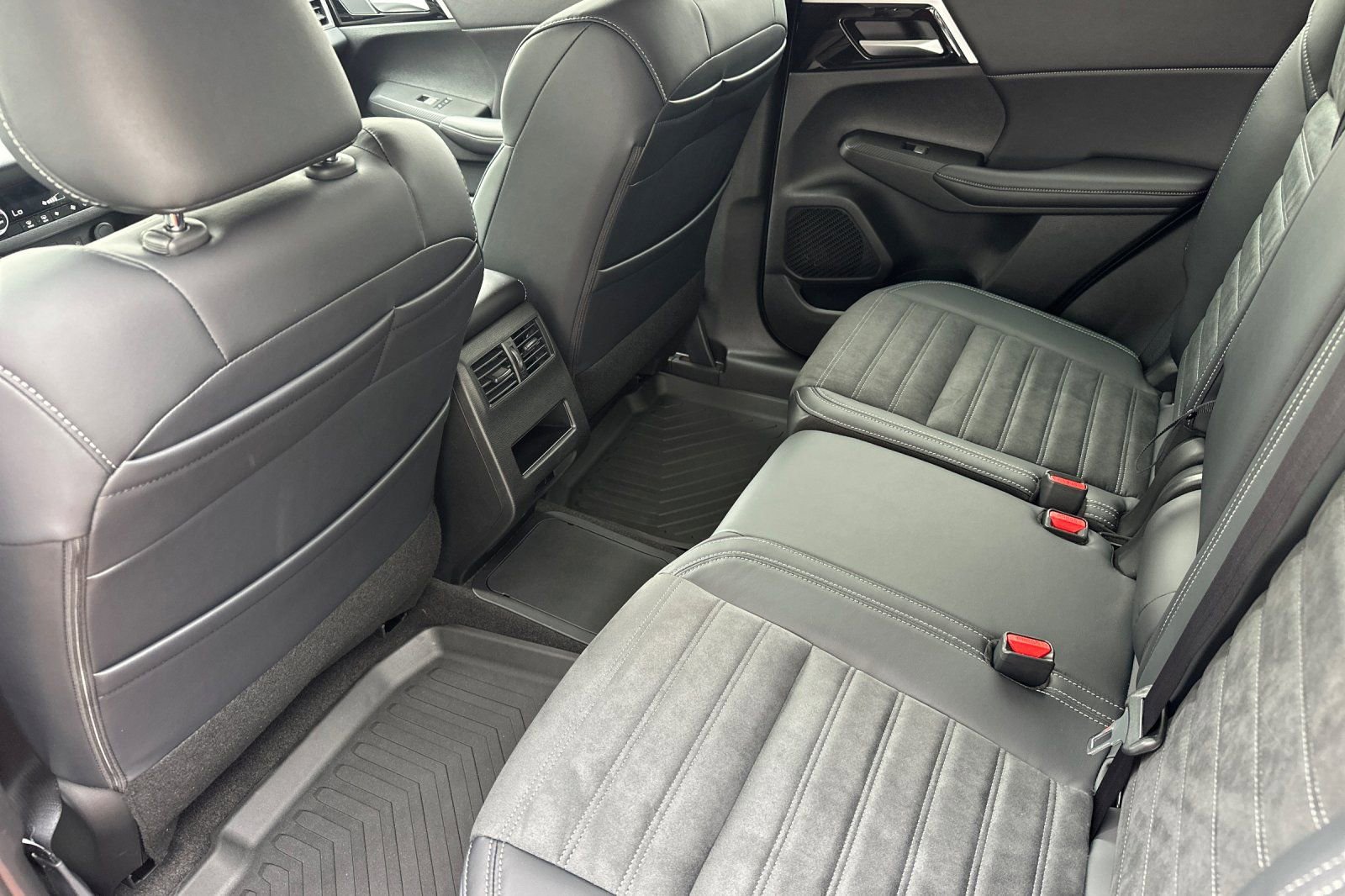 New 2025 Mitsubishi Outlander SE image 11