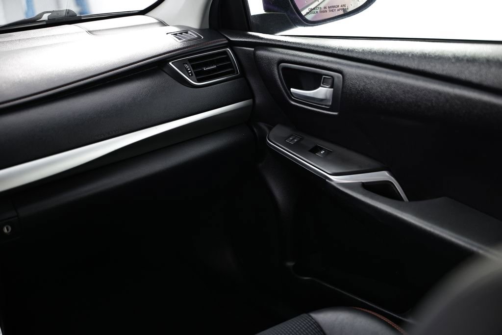 Used 2016 Toyota Camry SE w/ Moonroof Package image 28