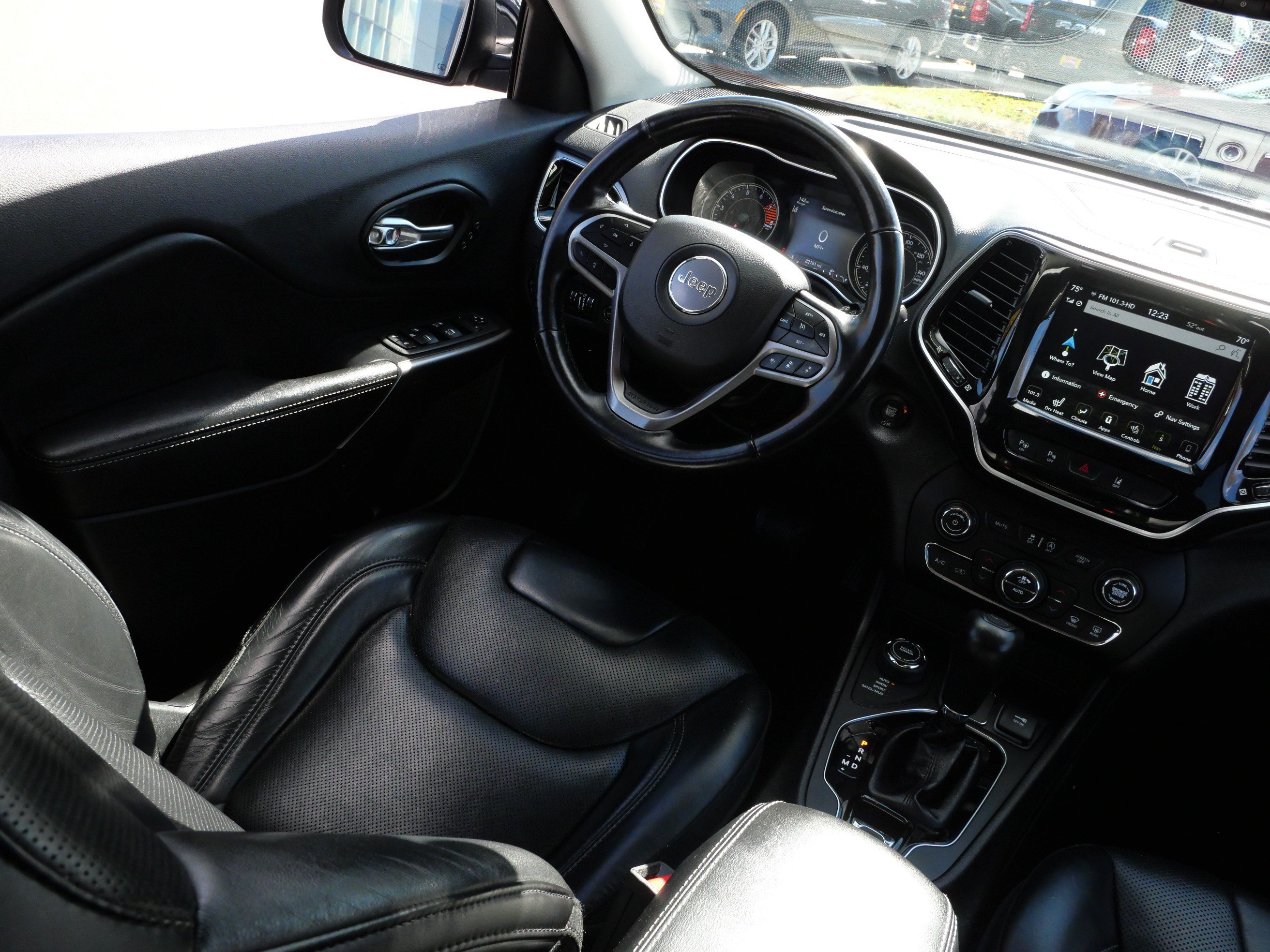 Used 2019 Jeep Cherokee Limited w/ Luxury Group AWD/4WD image 9