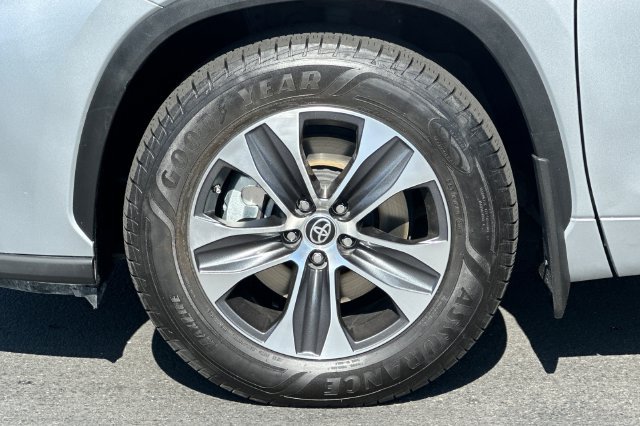 Used 2023 Toyota Highlander XLE AWD/4WD image 30