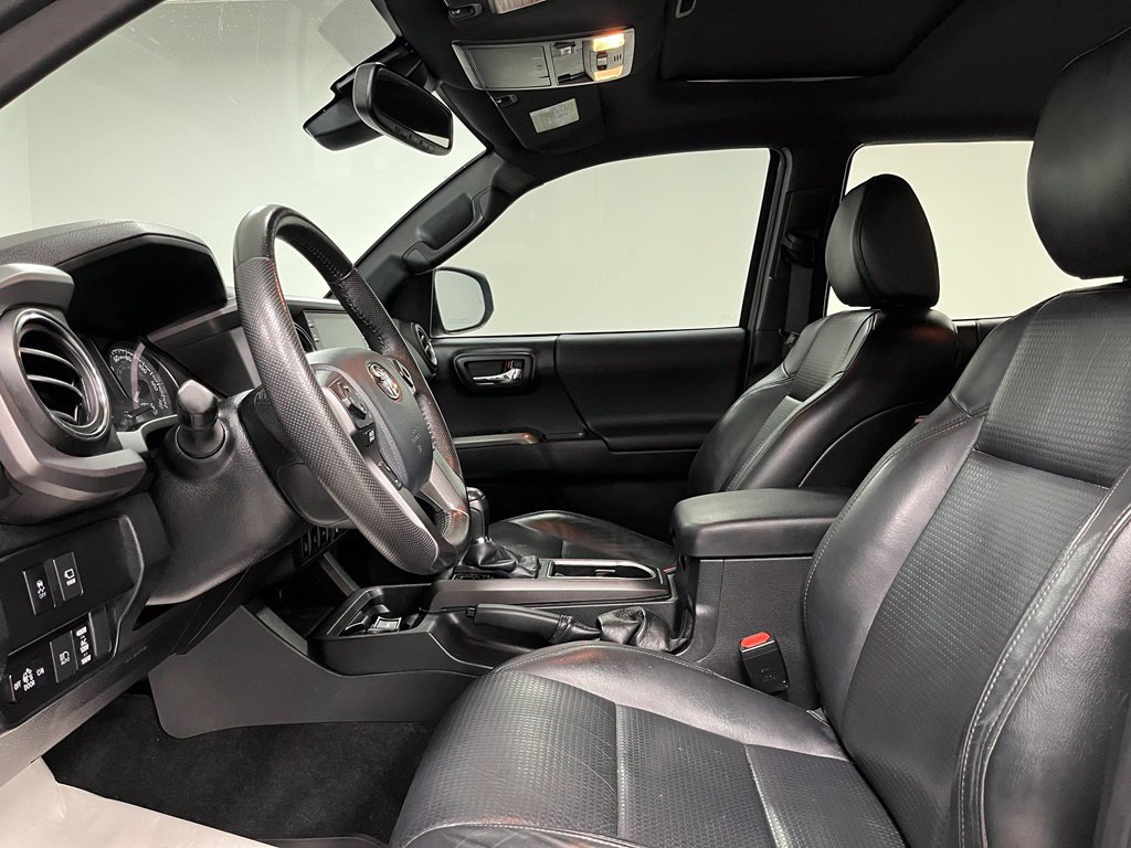 Used 2020 Toyota Tacoma TRD Sport w/ TRD Premium Sport Package AWD/4WD image 23