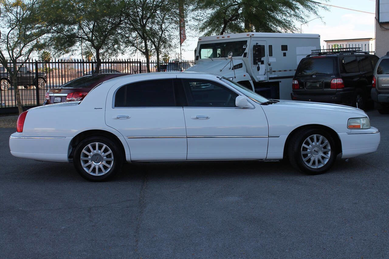 Used 2006 Lincoln Town Car Signature RWD image 5