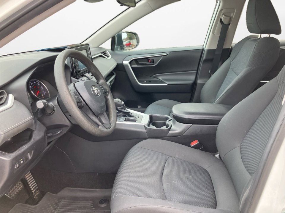 Used 2021 Toyota RAV4 LE image 11