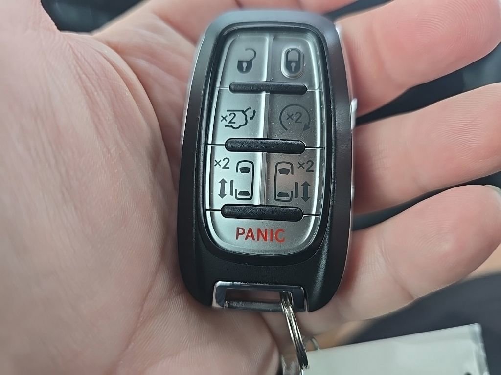 Used 2022 Chrysler Pacifica Limited w/ S Appearance Package FWD image 22