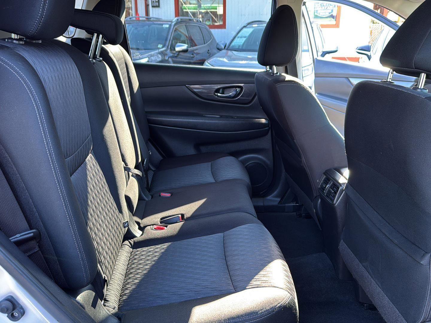 Used 2020 Nissan Rogue SV image 32