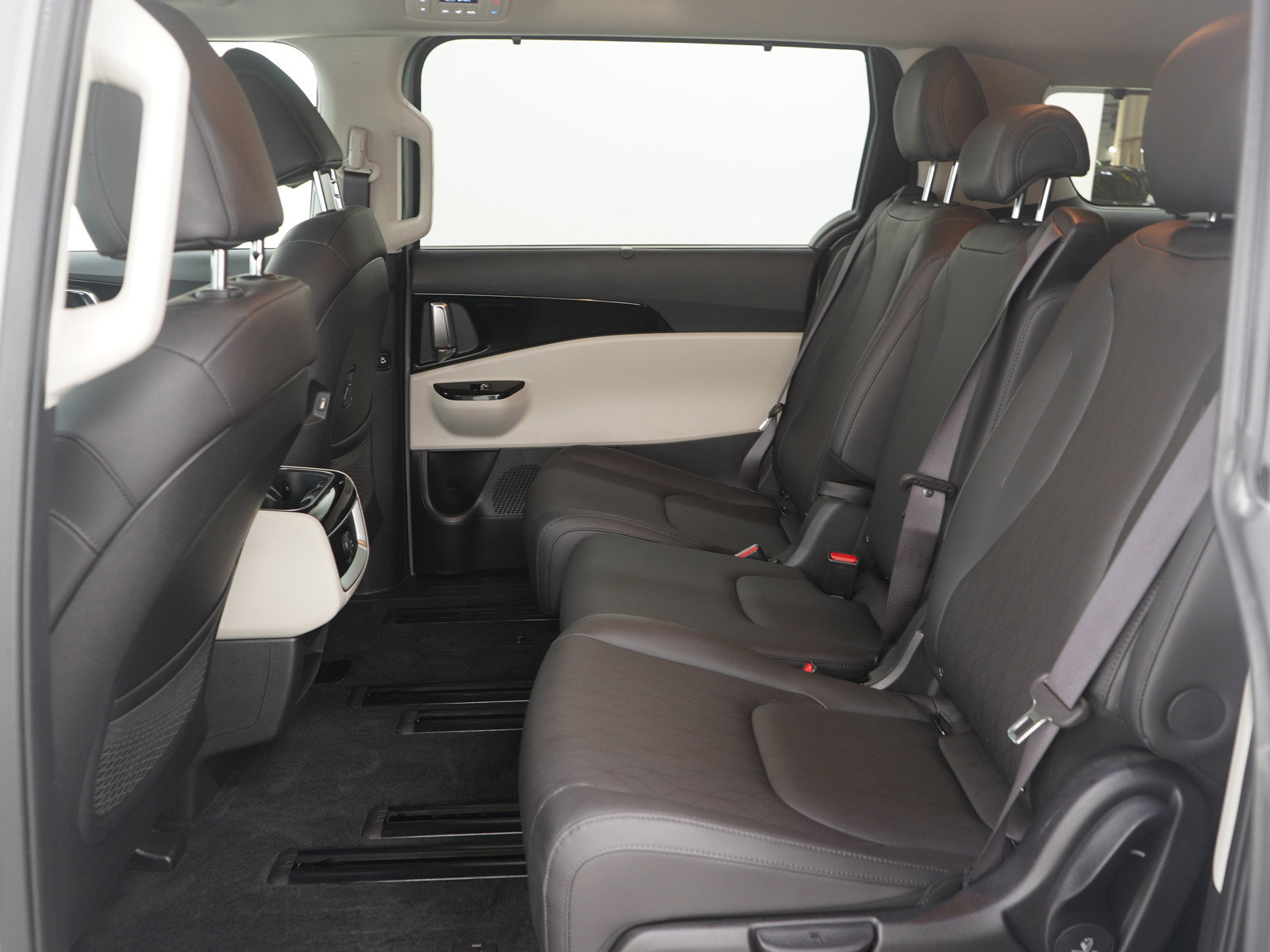 Used 2024 Kia Carnival EX image 16