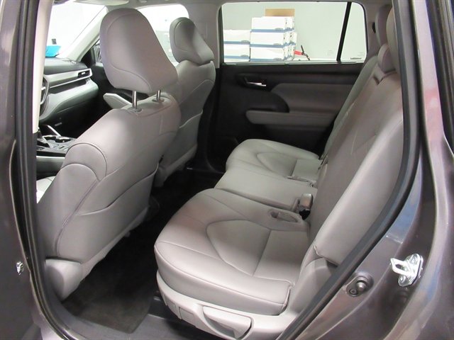 Used 2024 Toyota Highlander XLE image 14