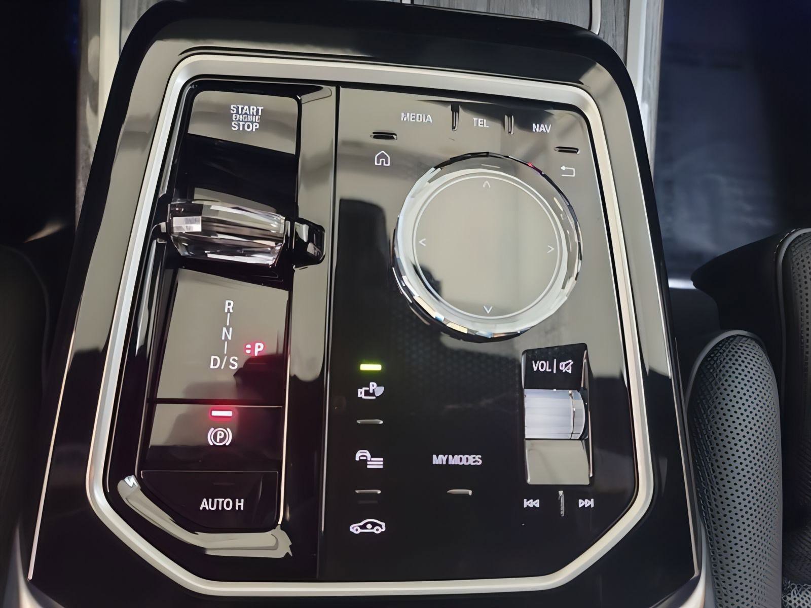 Used 2025 BMW 760i xDrive w/ Executive Package image 24