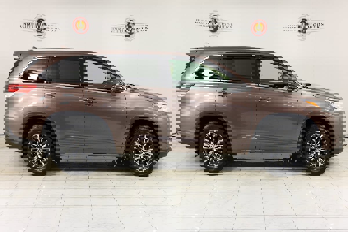 Used 2017 Toyota Highlander Plus image 2