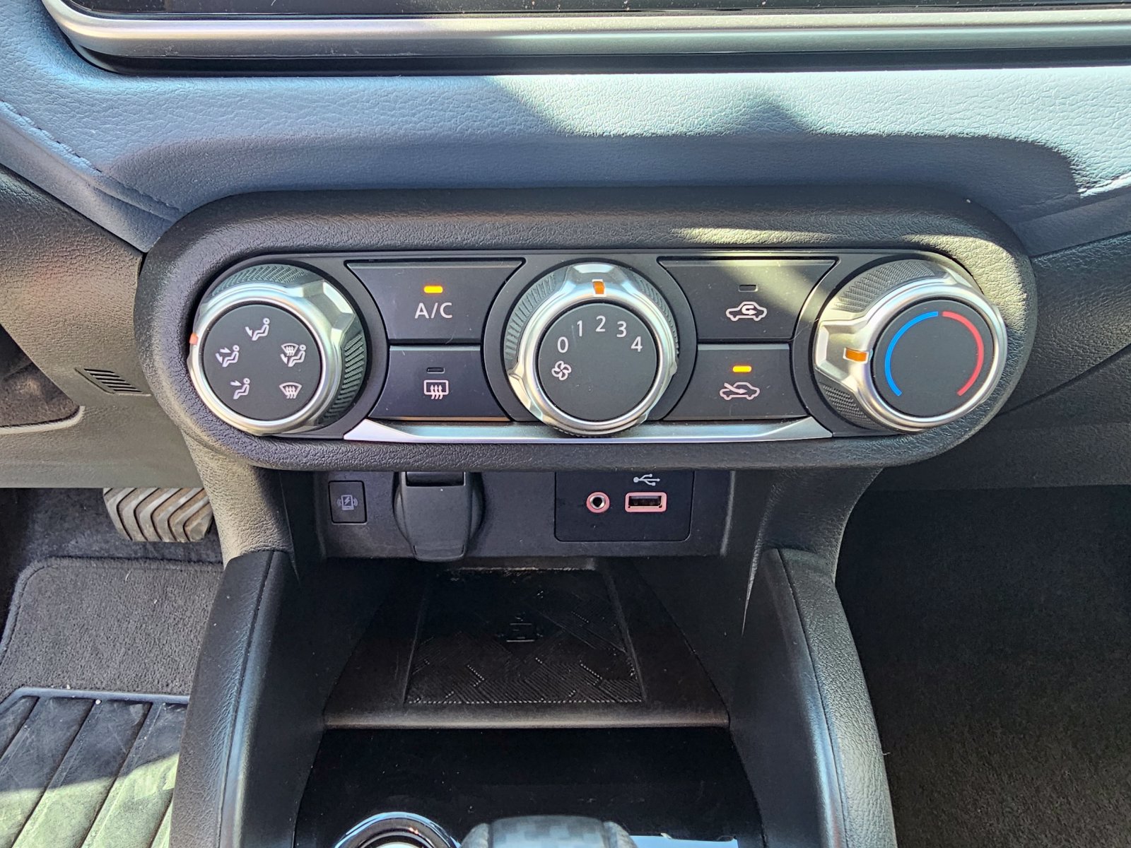 Used 2025 Nissan Versa SV FWD image 23