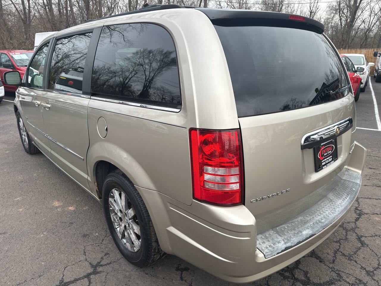 Used 2009 Chrysler Town & Country Touring image 7