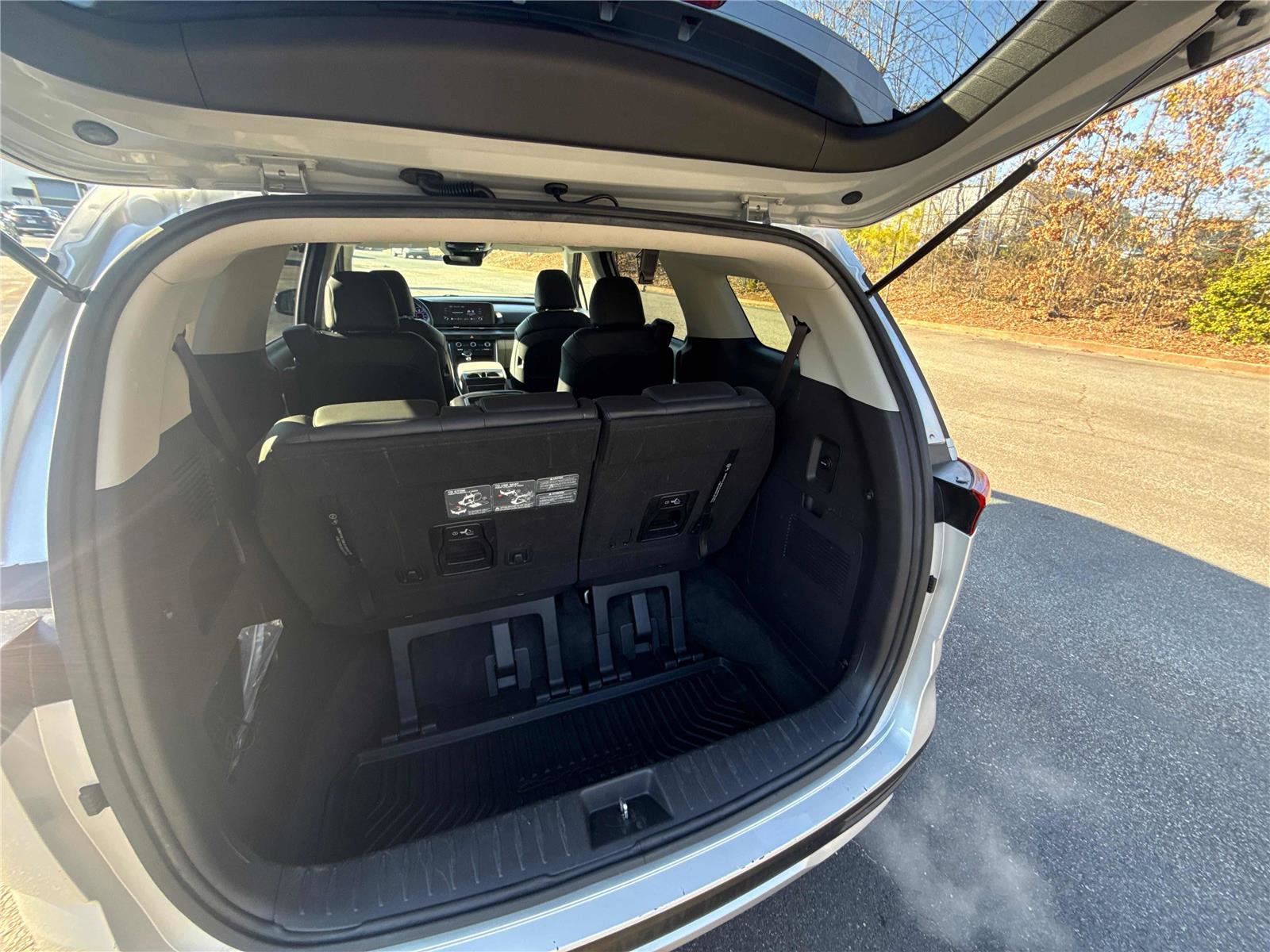 Used 2023 Kia Carnival LX image 28