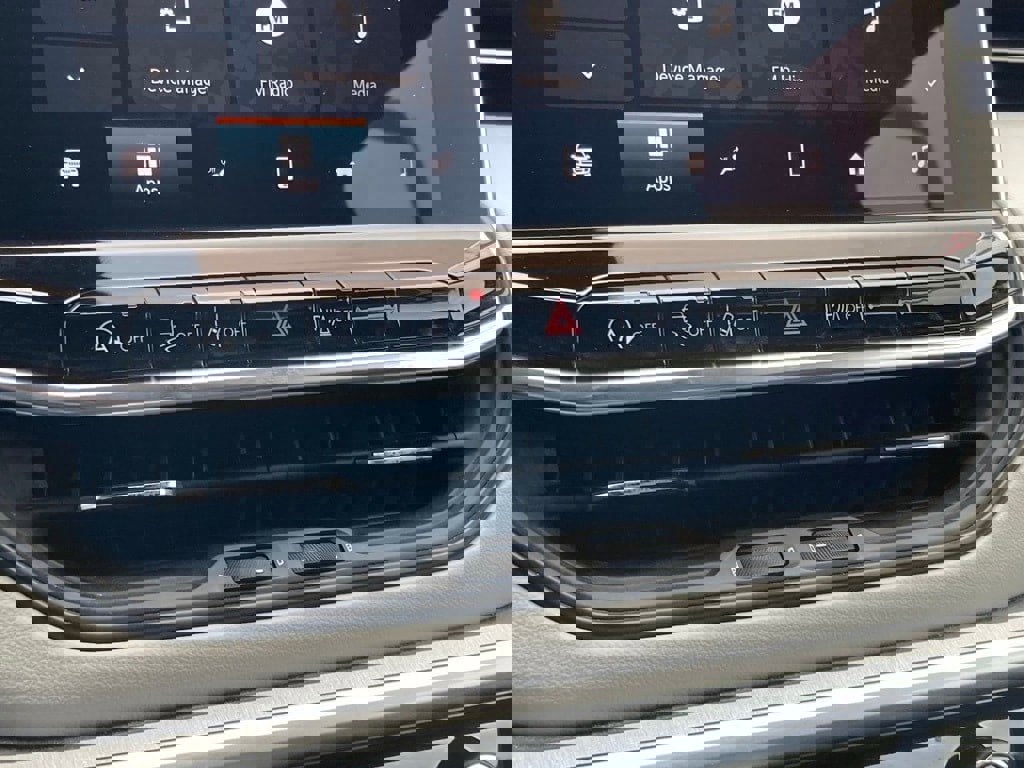 Used 2025 Jeep Compass Limited image 24