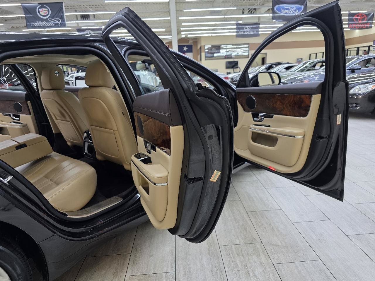 Used 2012 Jaguar XJ RWD image 15