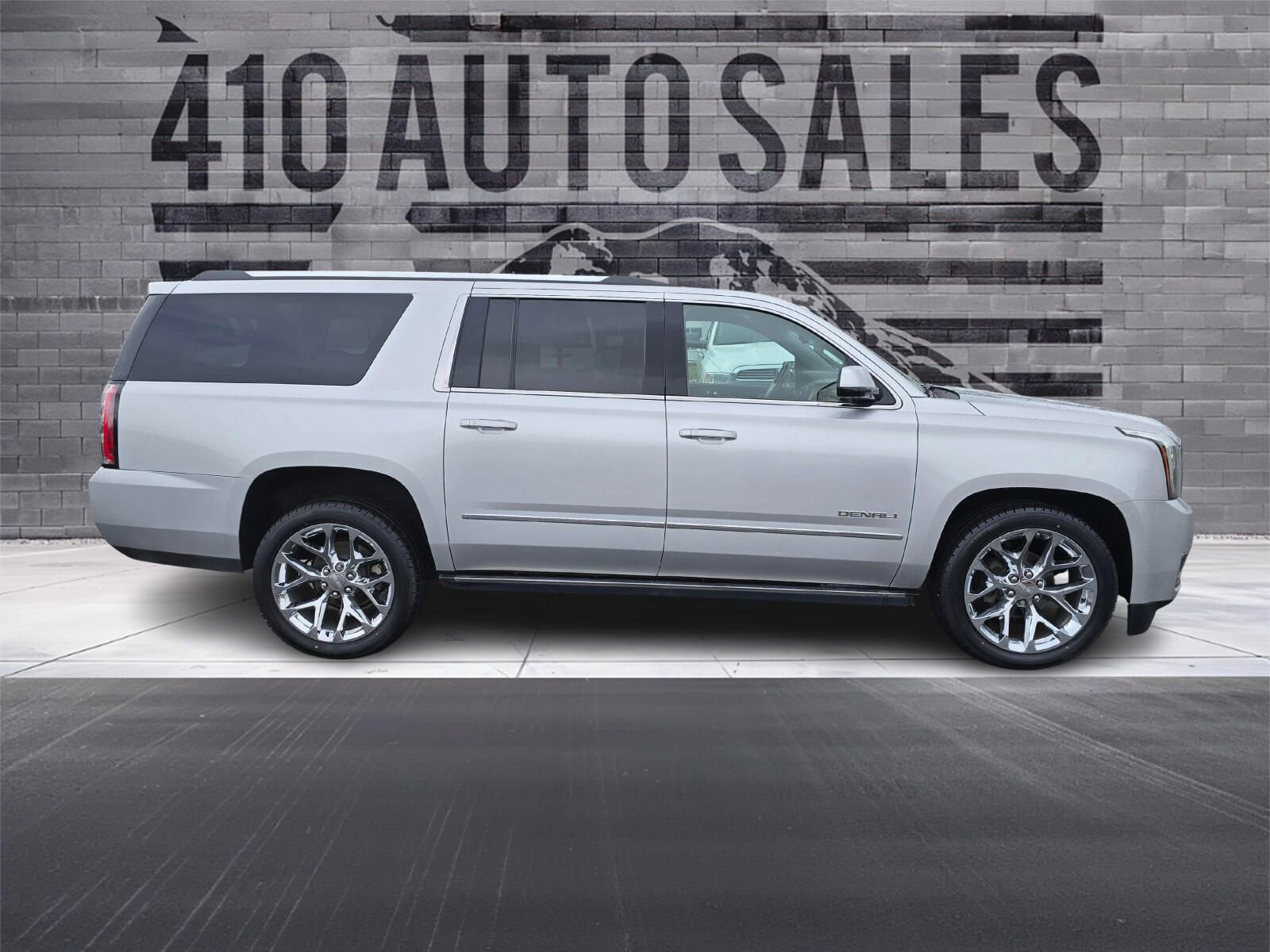 Used 2020 GMC Yukon XL Denali w/ Denali Premium Package image 2