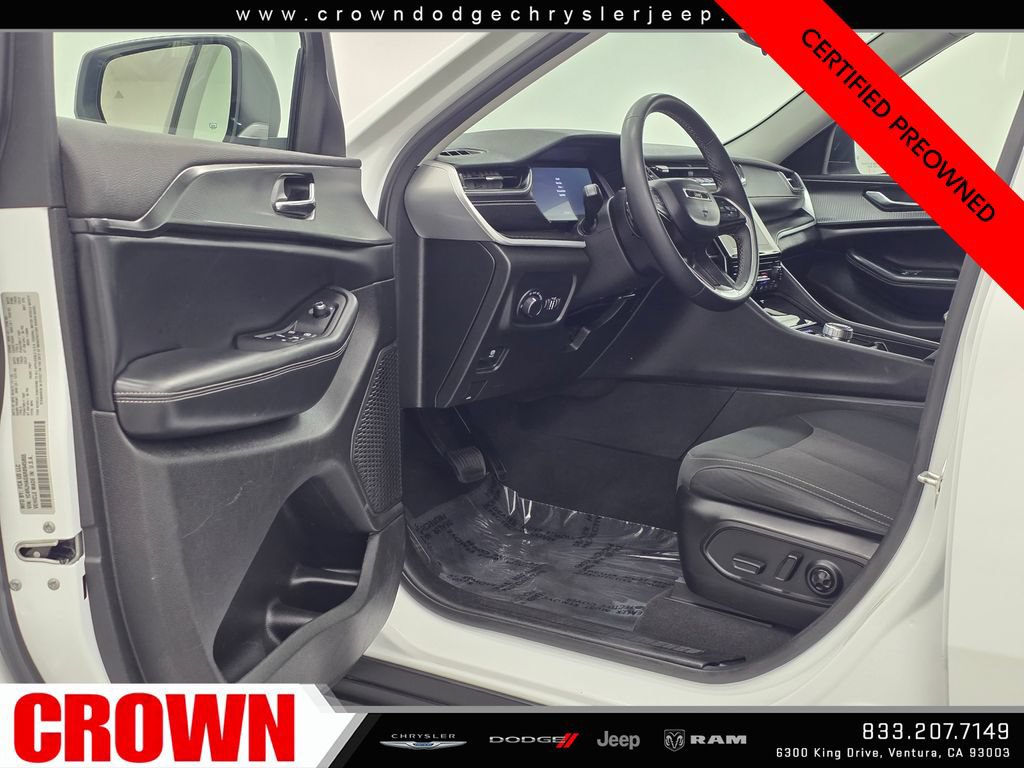 Used 2024 Jeep Grand Cherokee Laredo AWD/4WD image 24