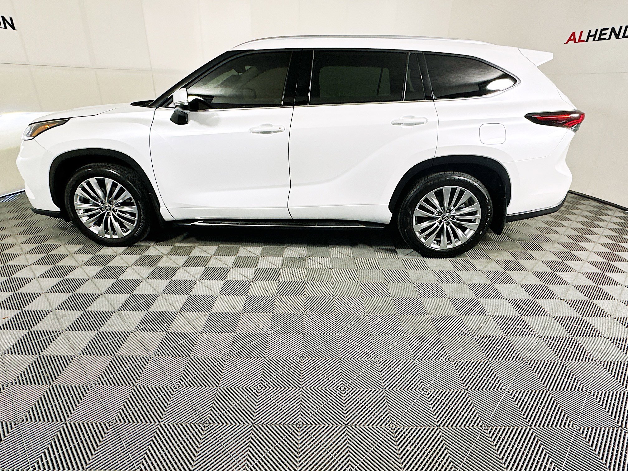 Used 2025 Toyota Highlander Platinum image 6