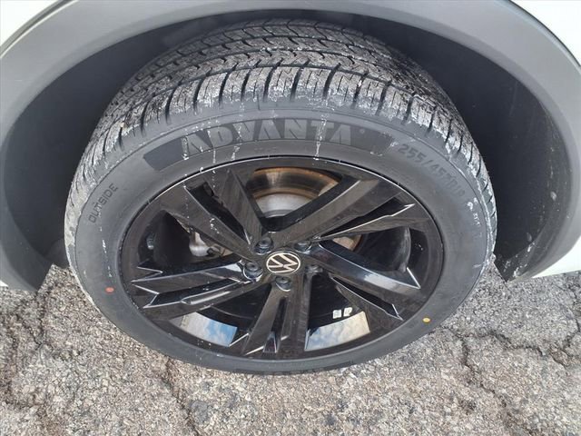 Used 2023 Volkswagen Tiguan SE R-Line image 44