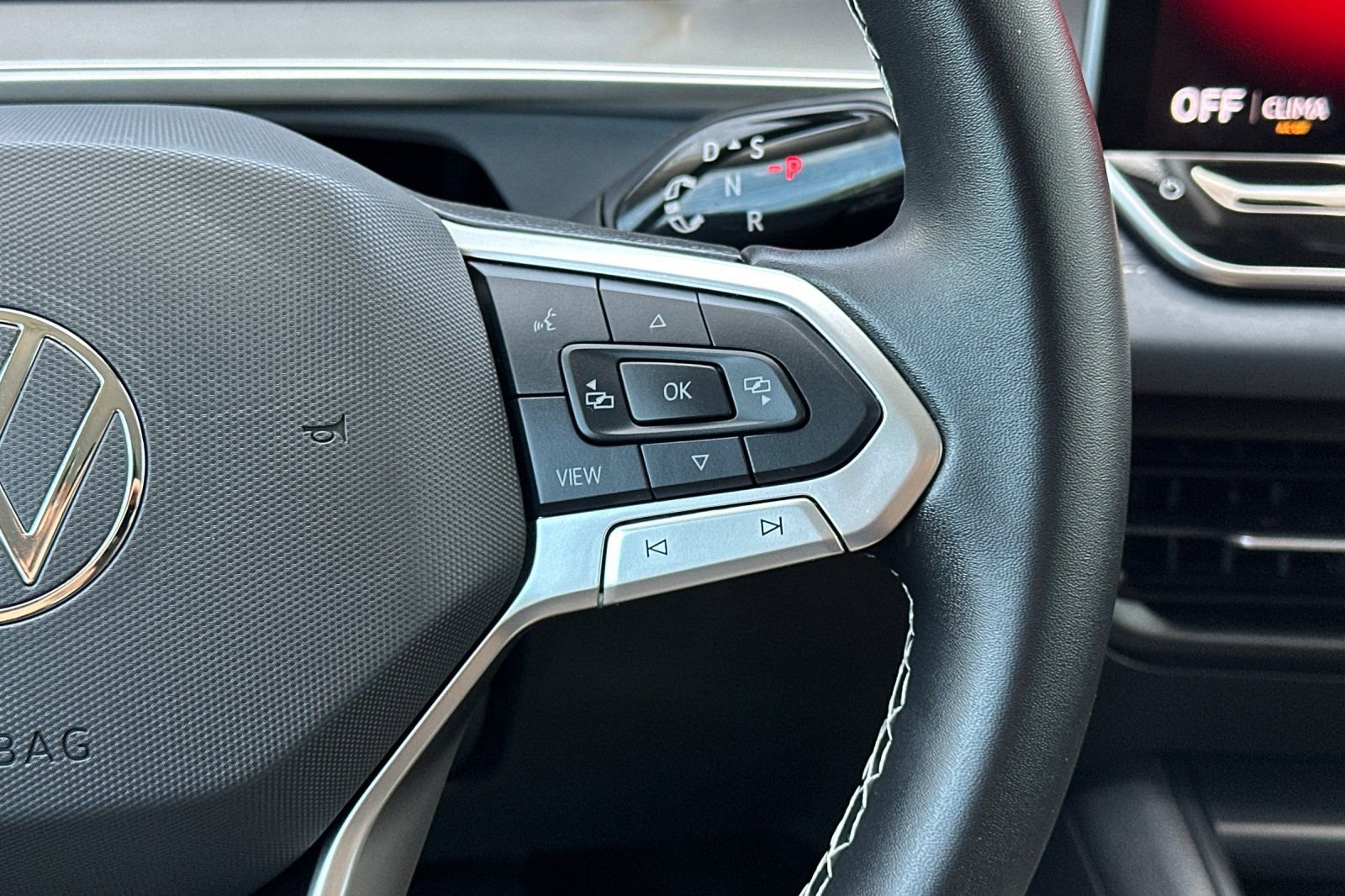 Used 2025 Volkswagen Tiguan SE FWD image 32