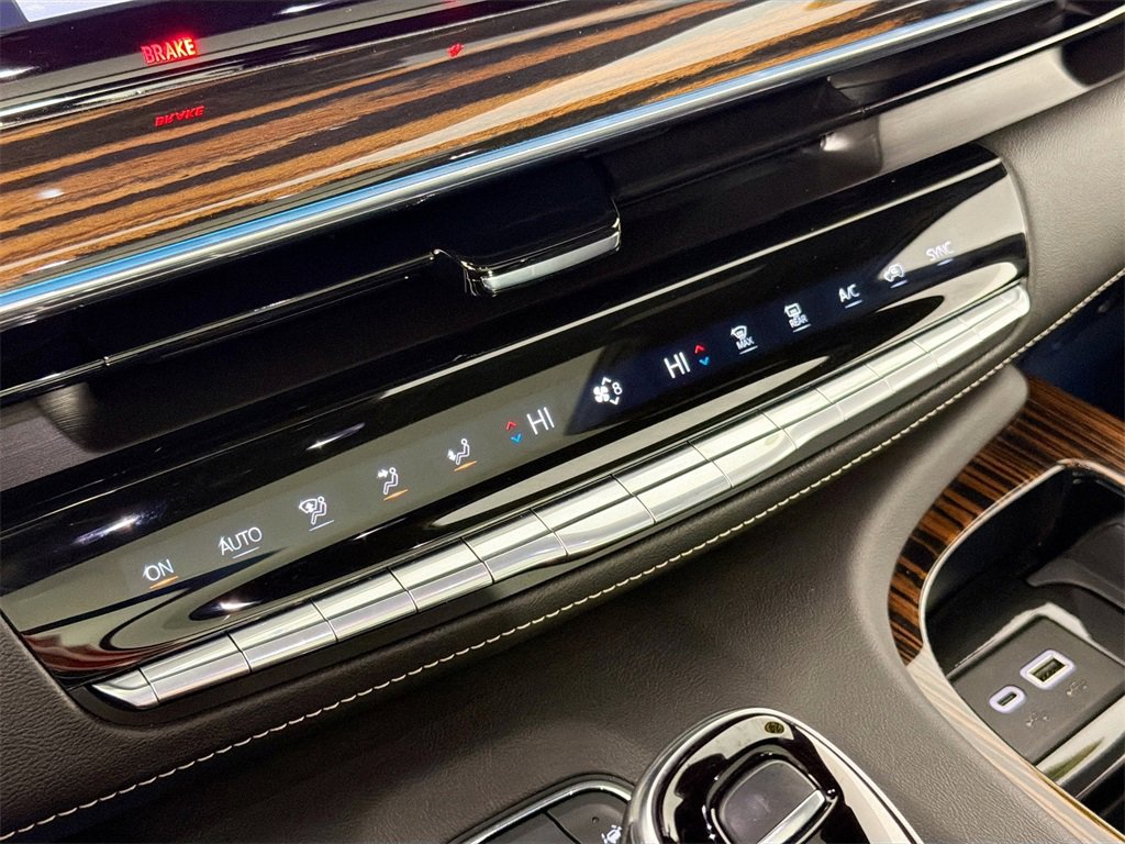 Used 2024 Cadillac Escalade Premium Luxury image 16
