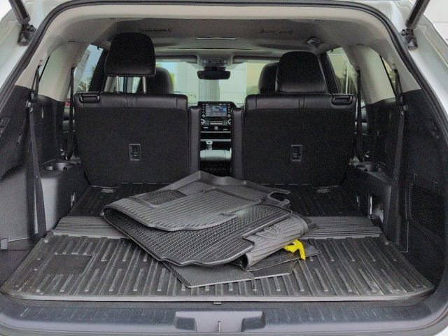 Used 2022 Toyota Highlander XLE AWD/4WD image 17