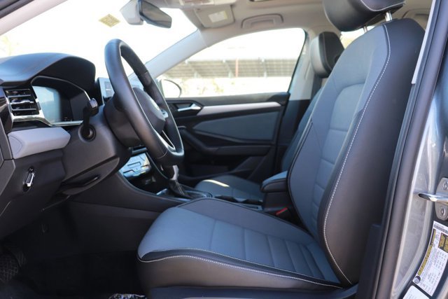 Used 2025 Volkswagen Jetta SE image 11