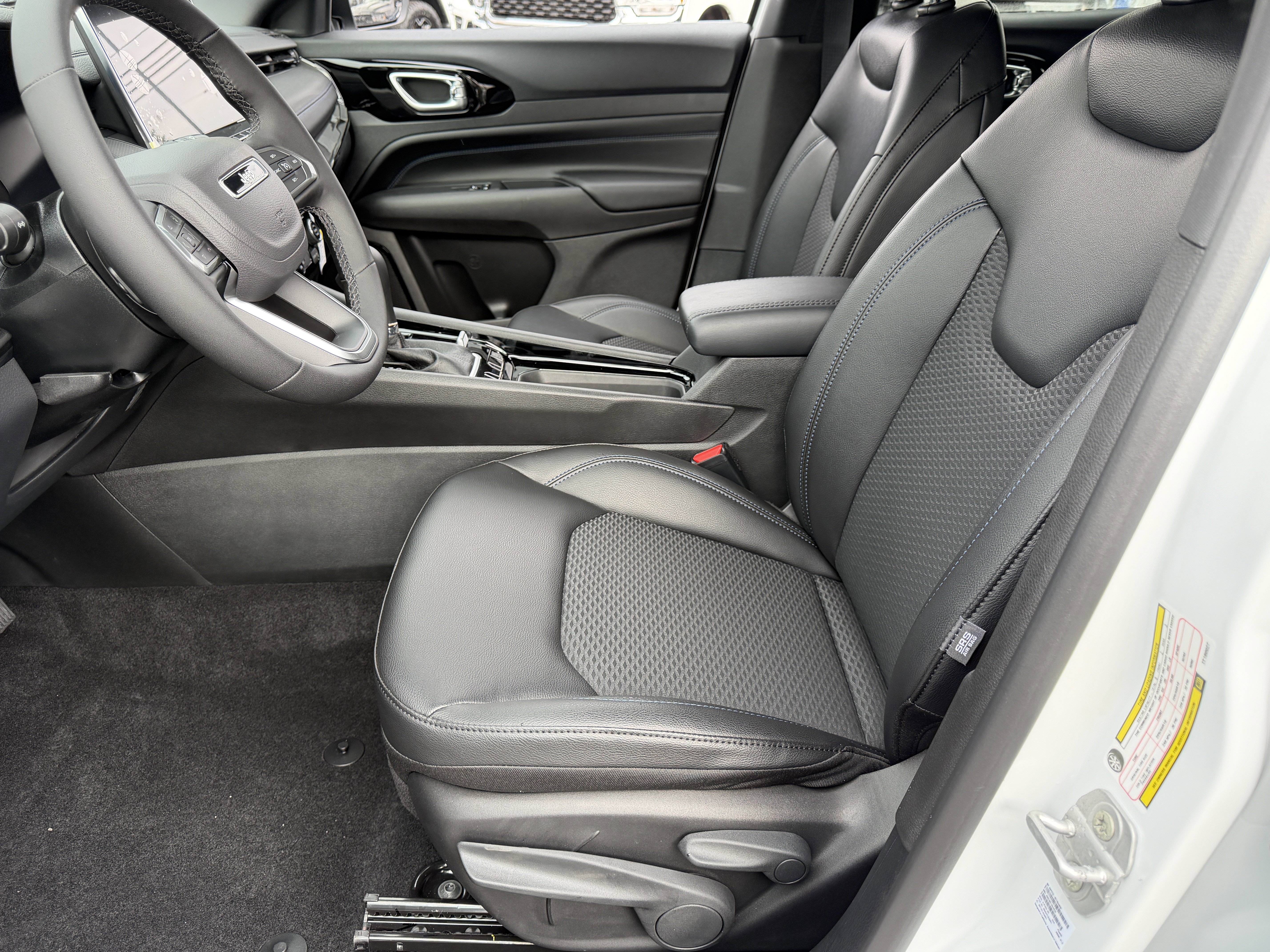 New 2026 Jeep Compass Latitude image 17