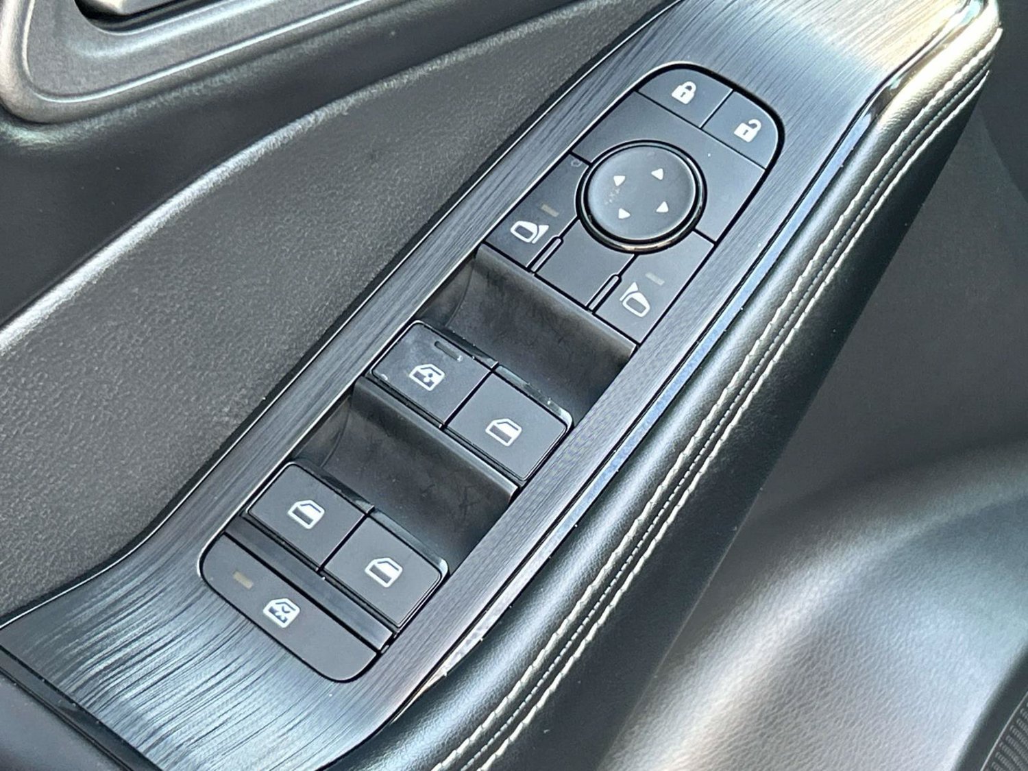 Used 2025 Nissan Rogue SV AWD/4WD image 29